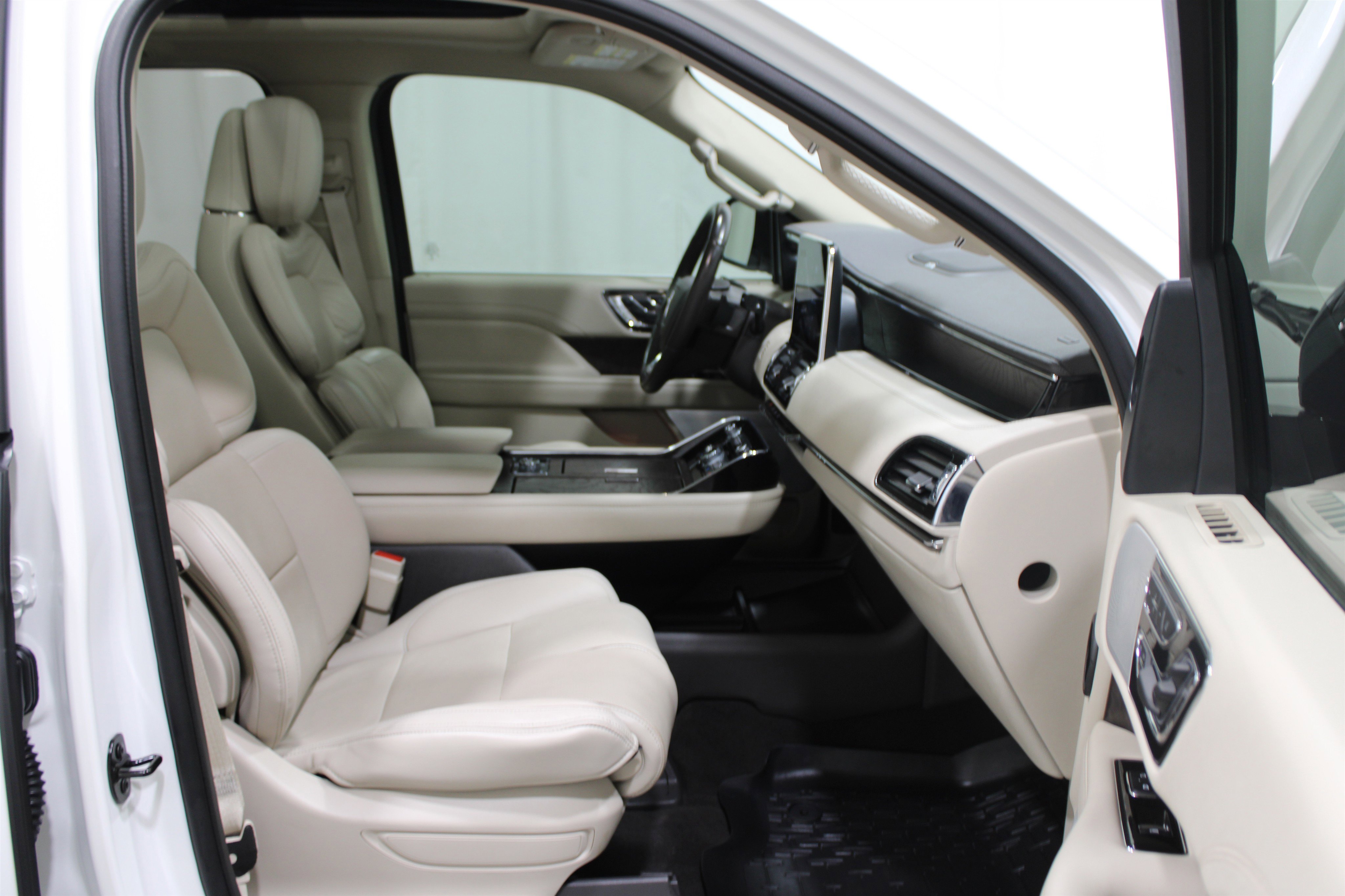 Used 2021 Lincoln Navigator Reserve w/ Luxury Package AWD/4WD image 37