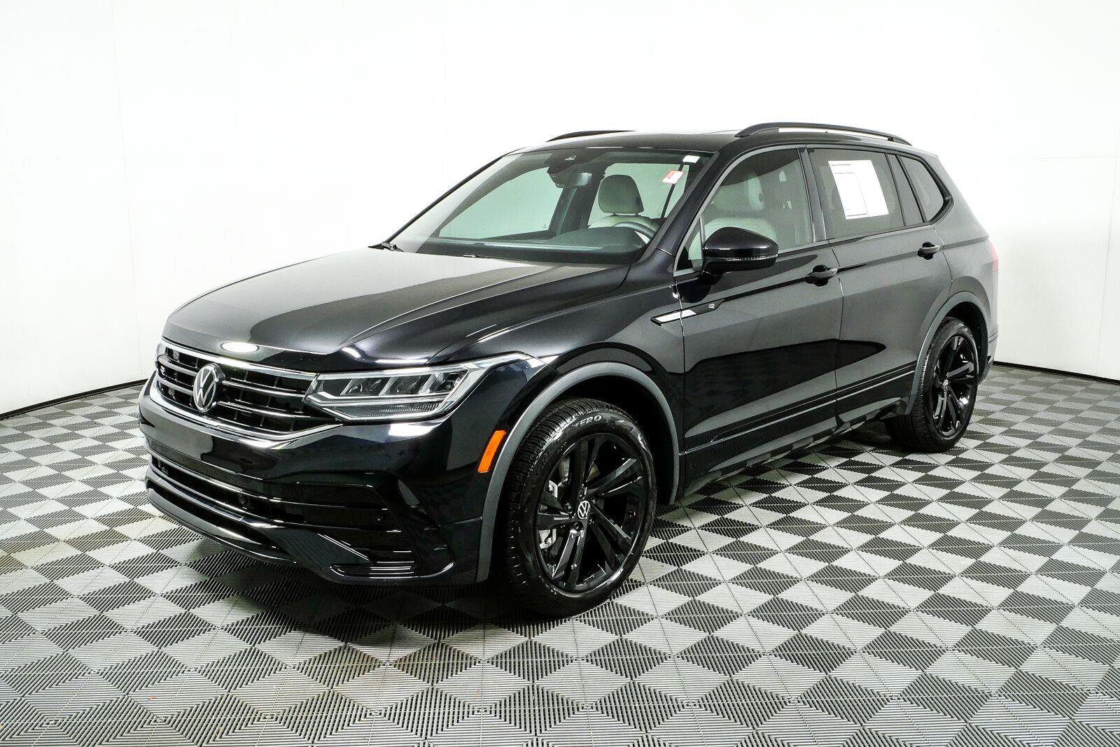 Certified 2024 Volkswagen Tiguan SE R-Line AWD/4WD image 24