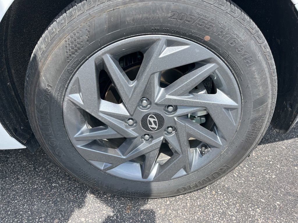 Used 2025 Hyundai Elantra Hybrid FWD image 4