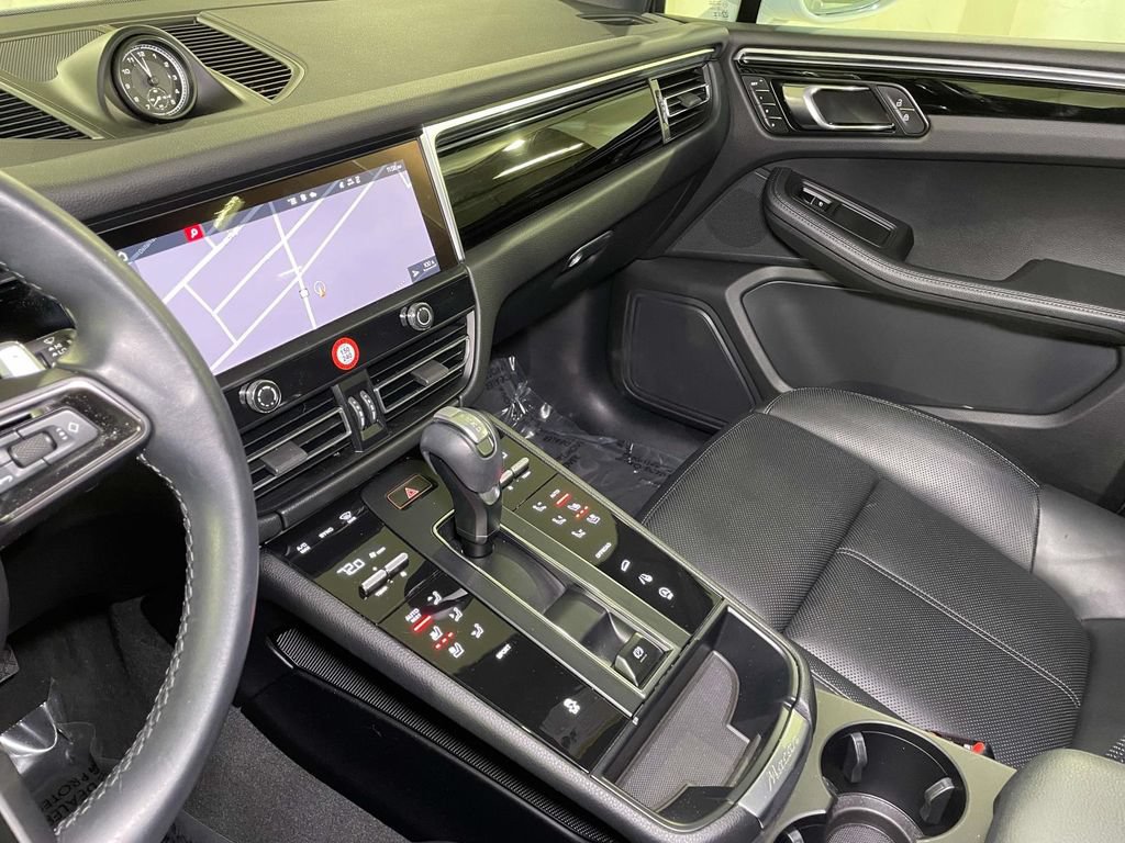 Certified 2024 Porsche Macan AWD/4WD image 35