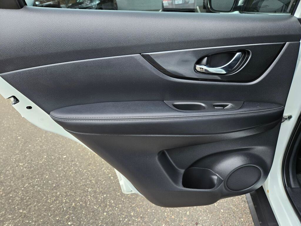 Used 2018 Nissan Rogue S AWD/4WD image 12