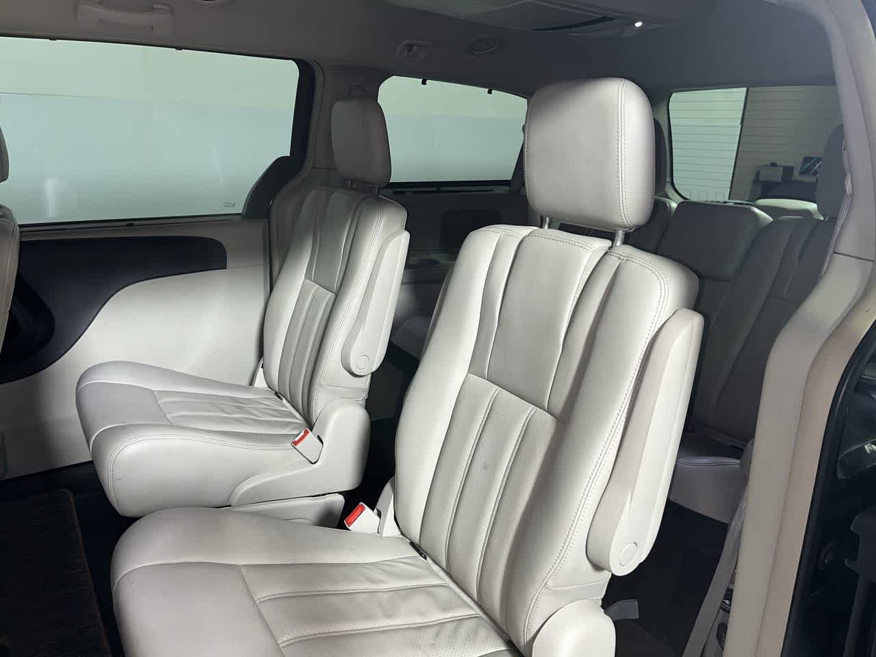 Used 2011 Chrysler Town & Country Touring-L w/ Entertainment Group #2 FWD image 27