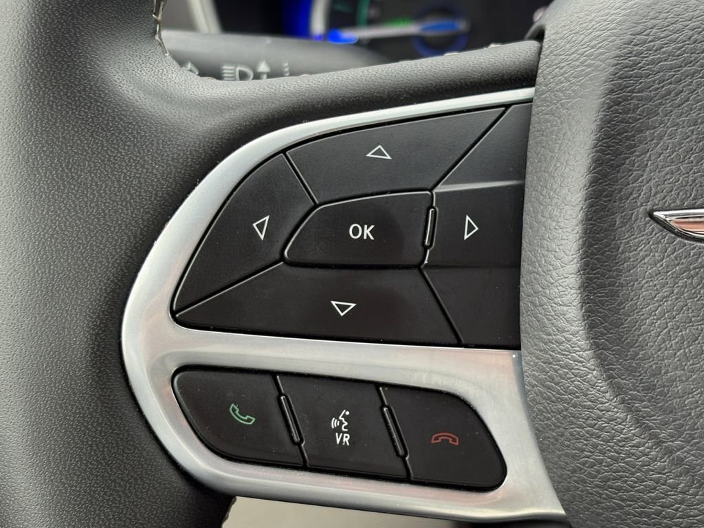 Used 2024 Chrysler Pacifica Select image 18