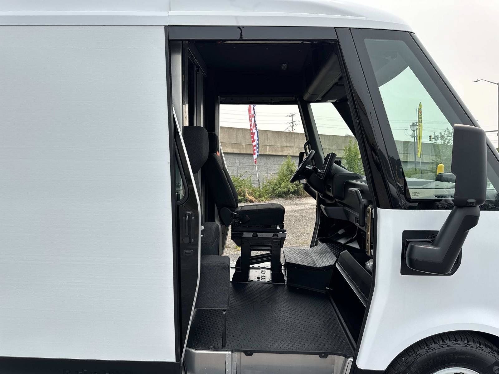 Used 2024 Chevrolet Brightdrop 400 w/ Commercial Equipment Package AWD/4WD image 22