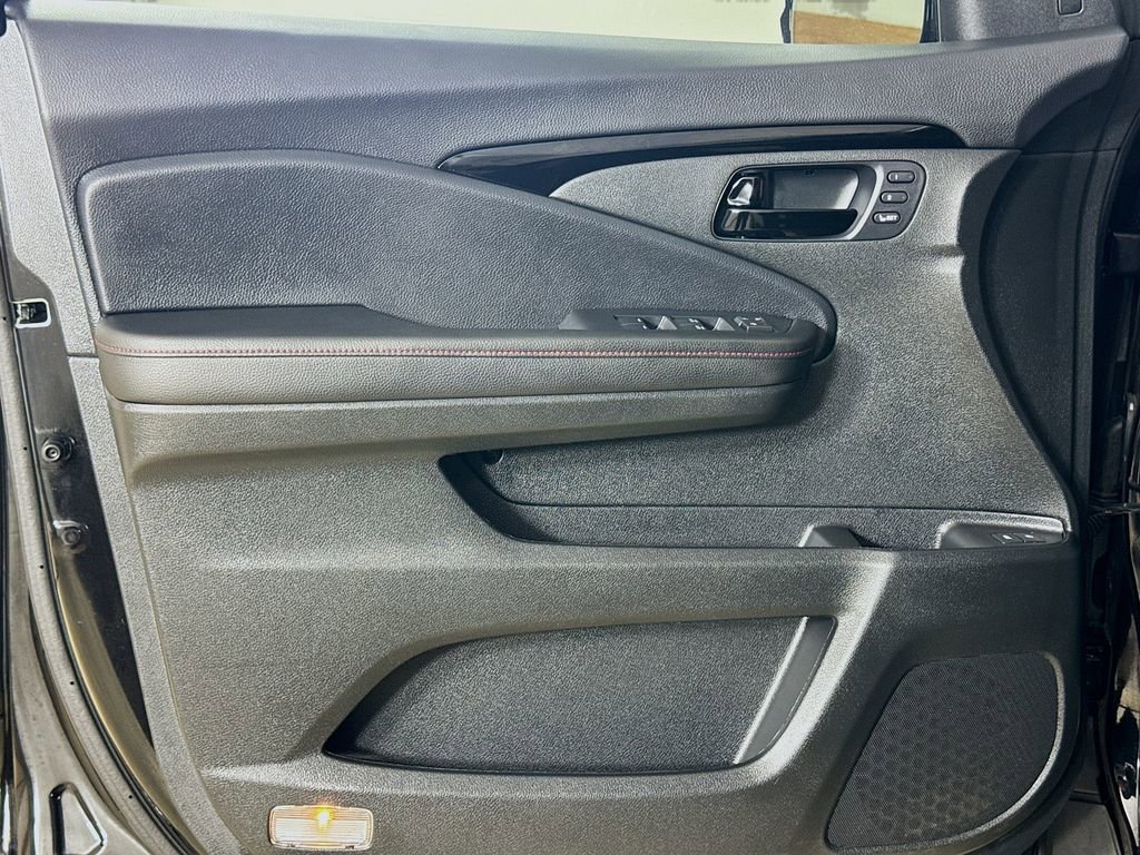Used 2025 Honda Passport Black Edition image 11