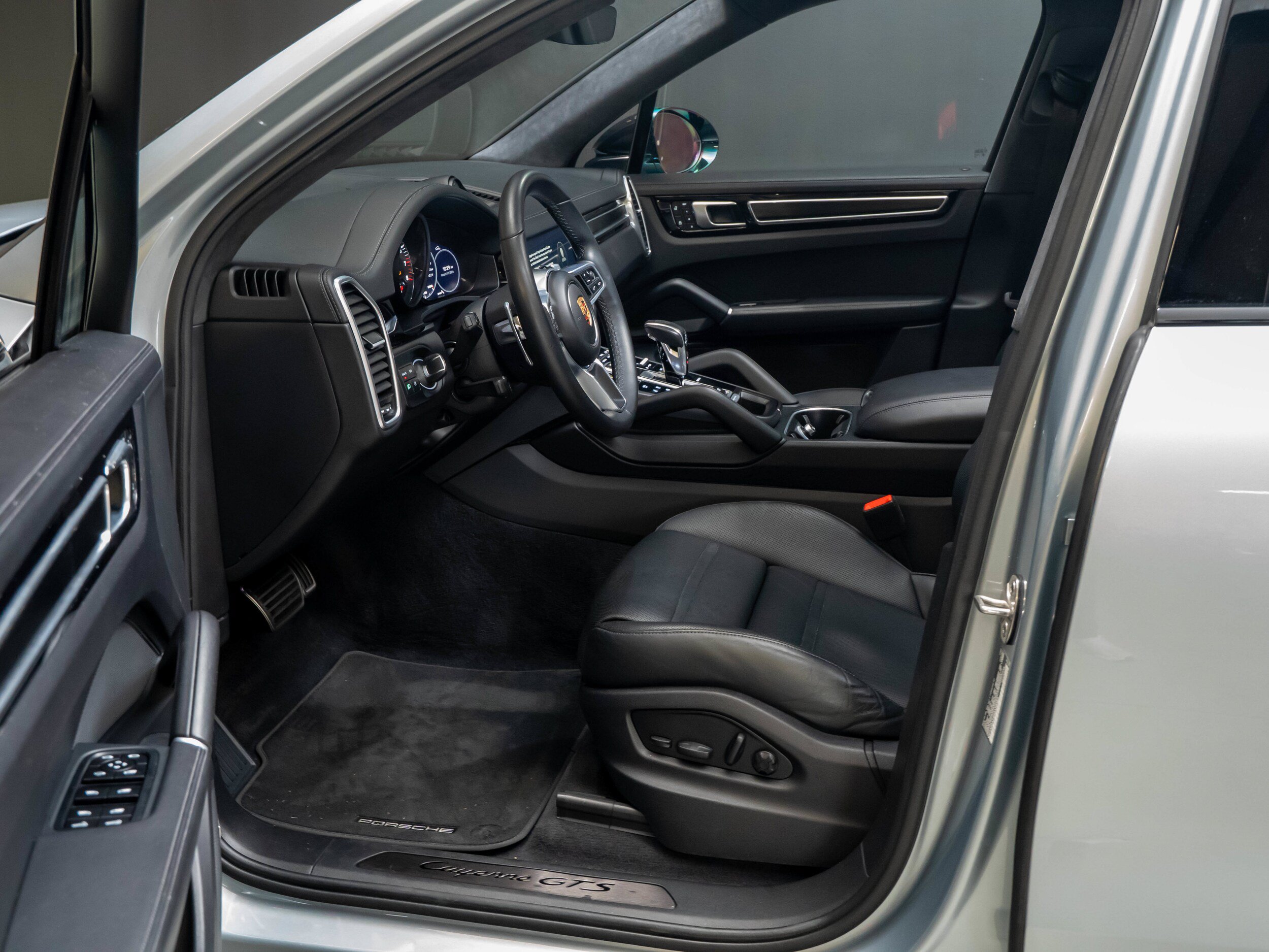 Used 2022 Porsche Cayenne GTS AWD/4WD image 4