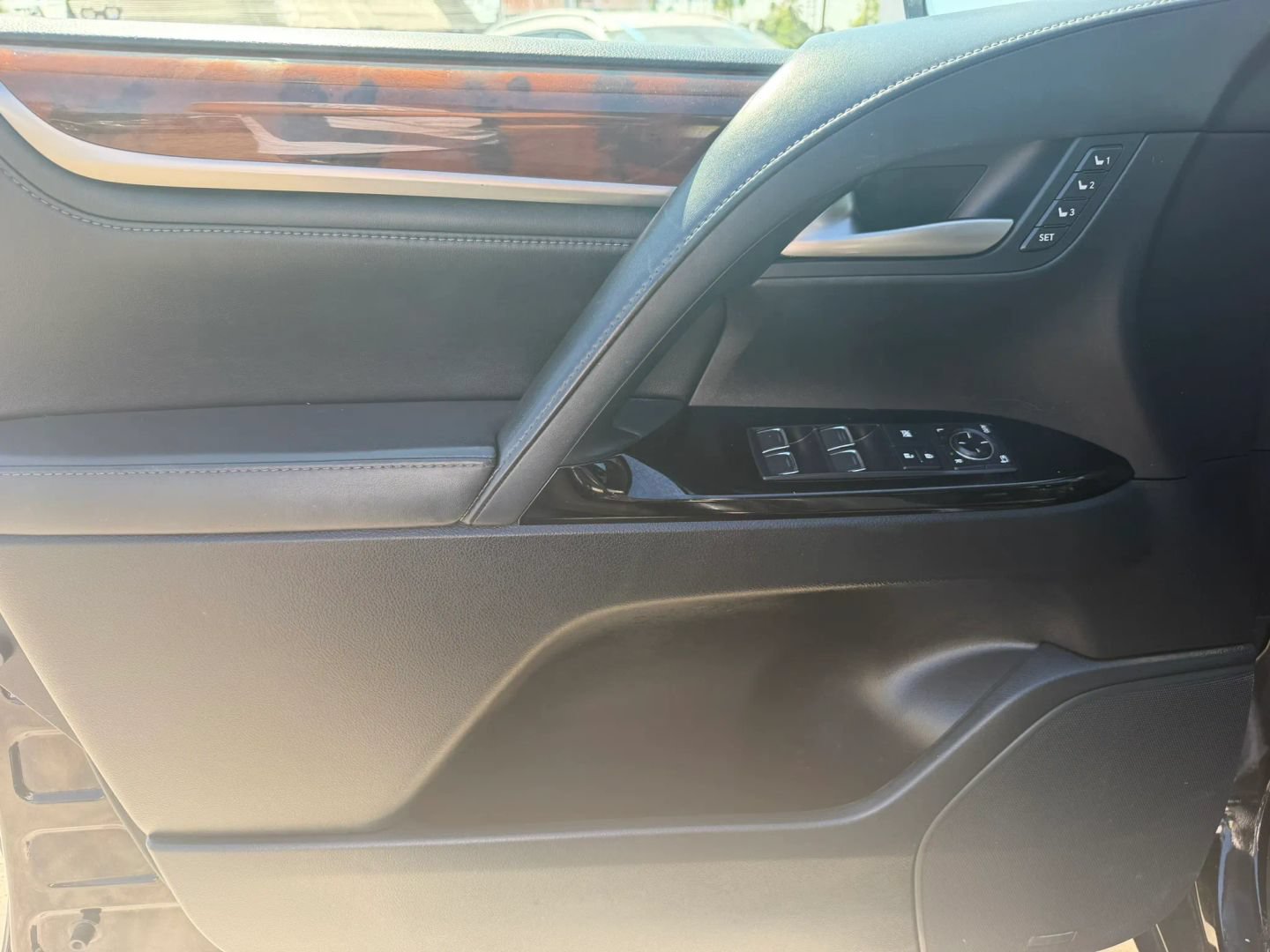 Used 2017 Lexus LX 570 4WD w/ Luxury Package image 9