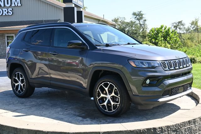 Used 2024 Jeep Compass Limited AWD/4WD image 3