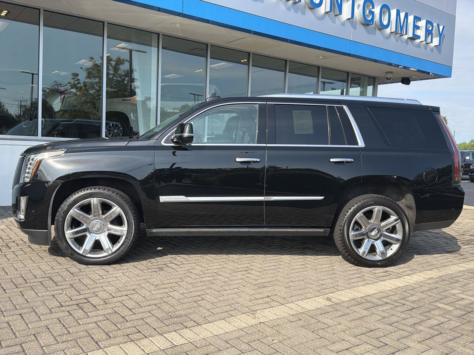 Used 2020 Cadillac Escalade Premium Luxury AWD/4WD image 2