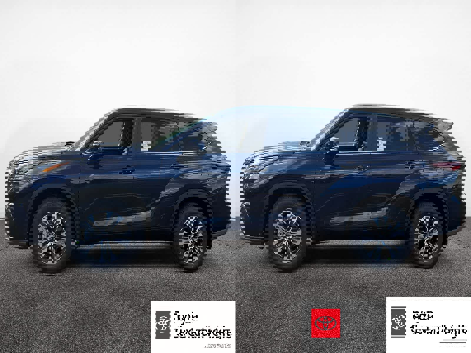 New 2025 Toyota Highlander XLE image 2
