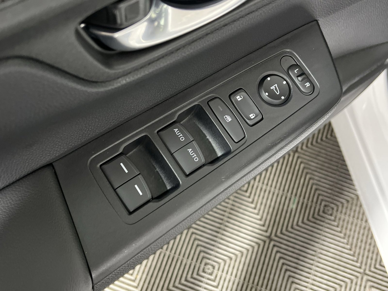 Used 2025 Honda CR-V EX image 15