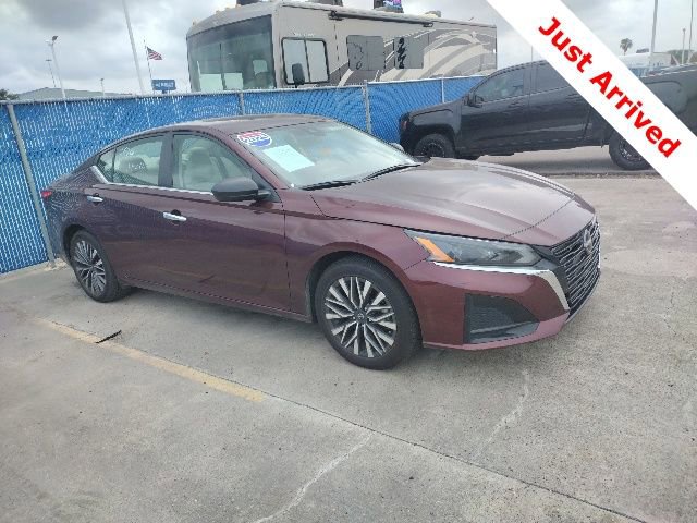 Used 2025 Nissan Altima 2.5 SV FWD image 3