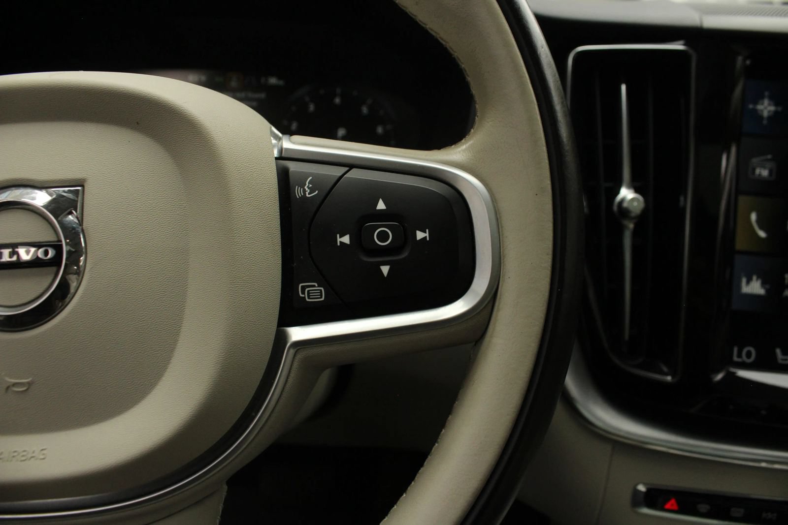 Used 2019 Volvo XC60 T5 Momentum w/ Multimedia Package AWD/4WD image 33