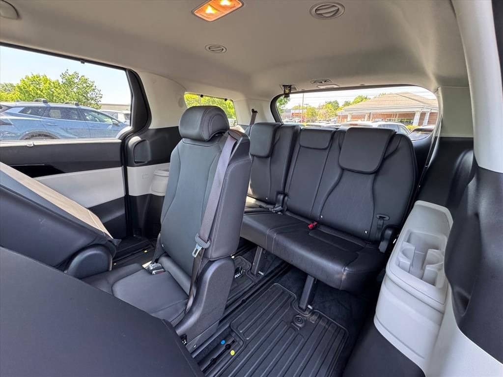 Used 2024 Kia Carnival EX image 12