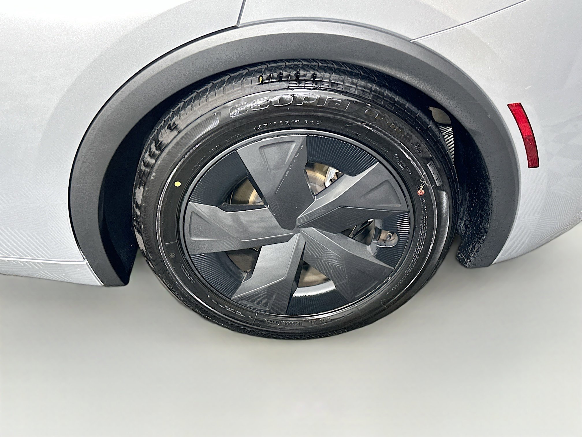 Used 2025 Toyota Prius LE image 11