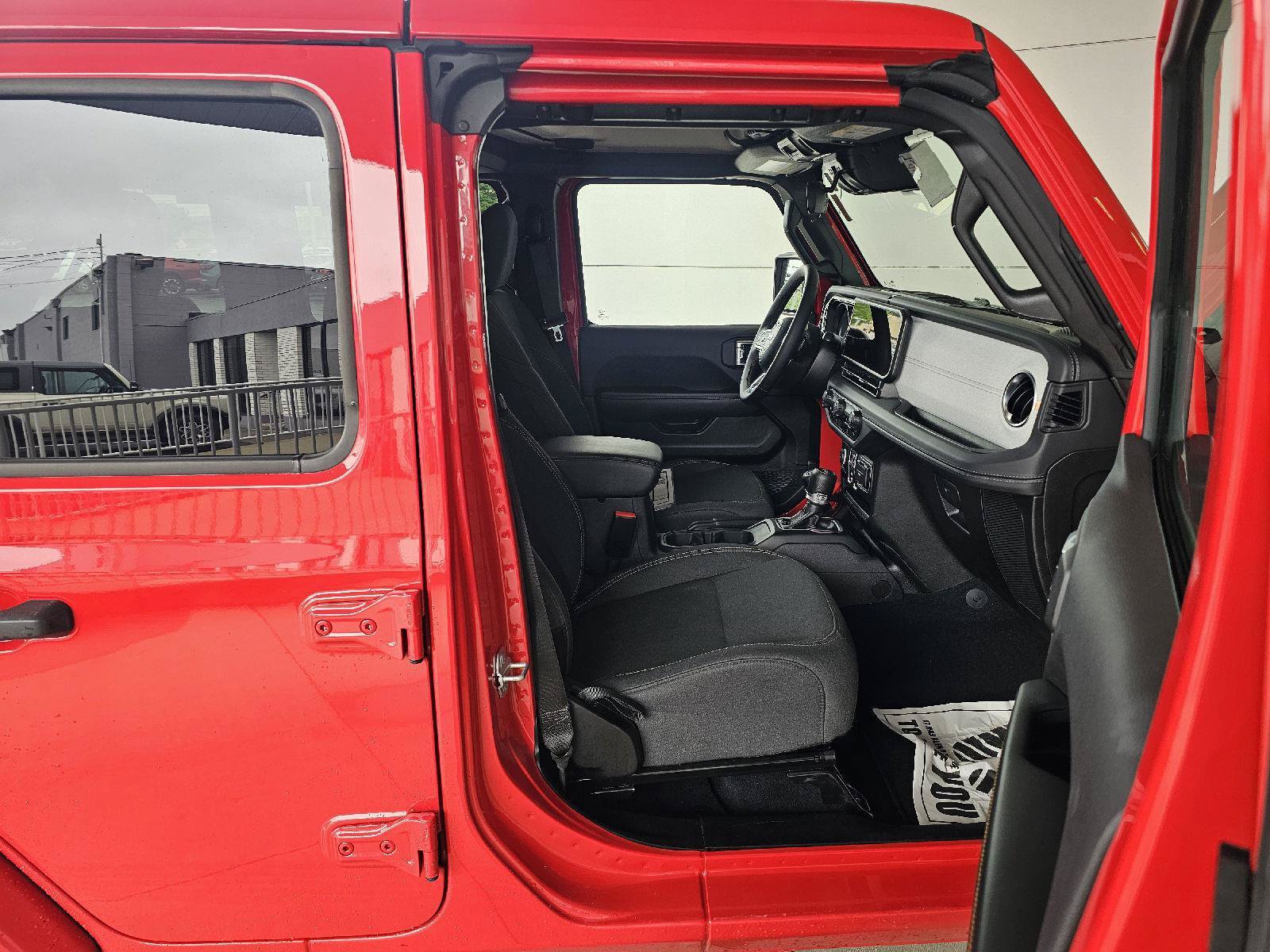 Used 2025 Jeep Wrangler Unlimited Sahara AWD/4WD image 12