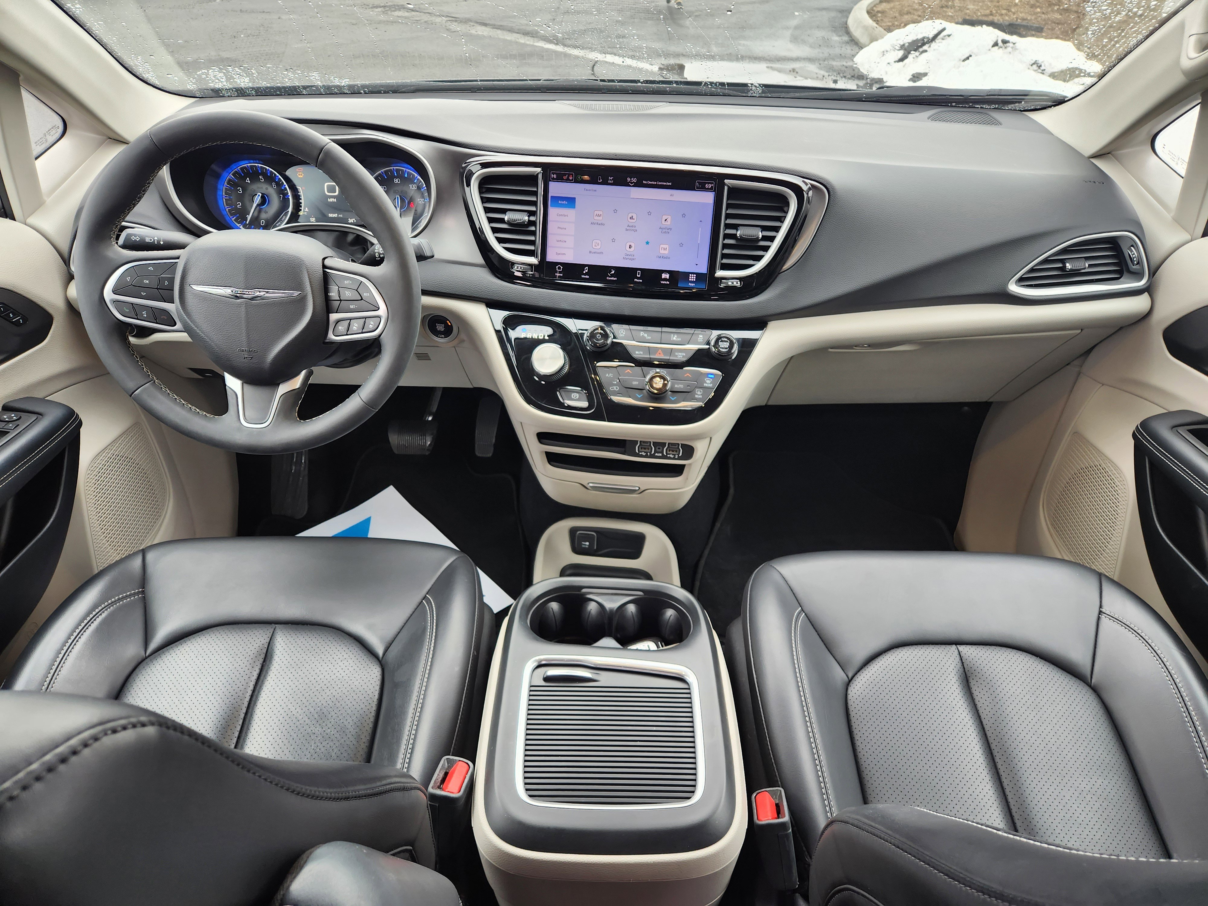 Used 2023 Chrysler Pacifica Touring-L image 3