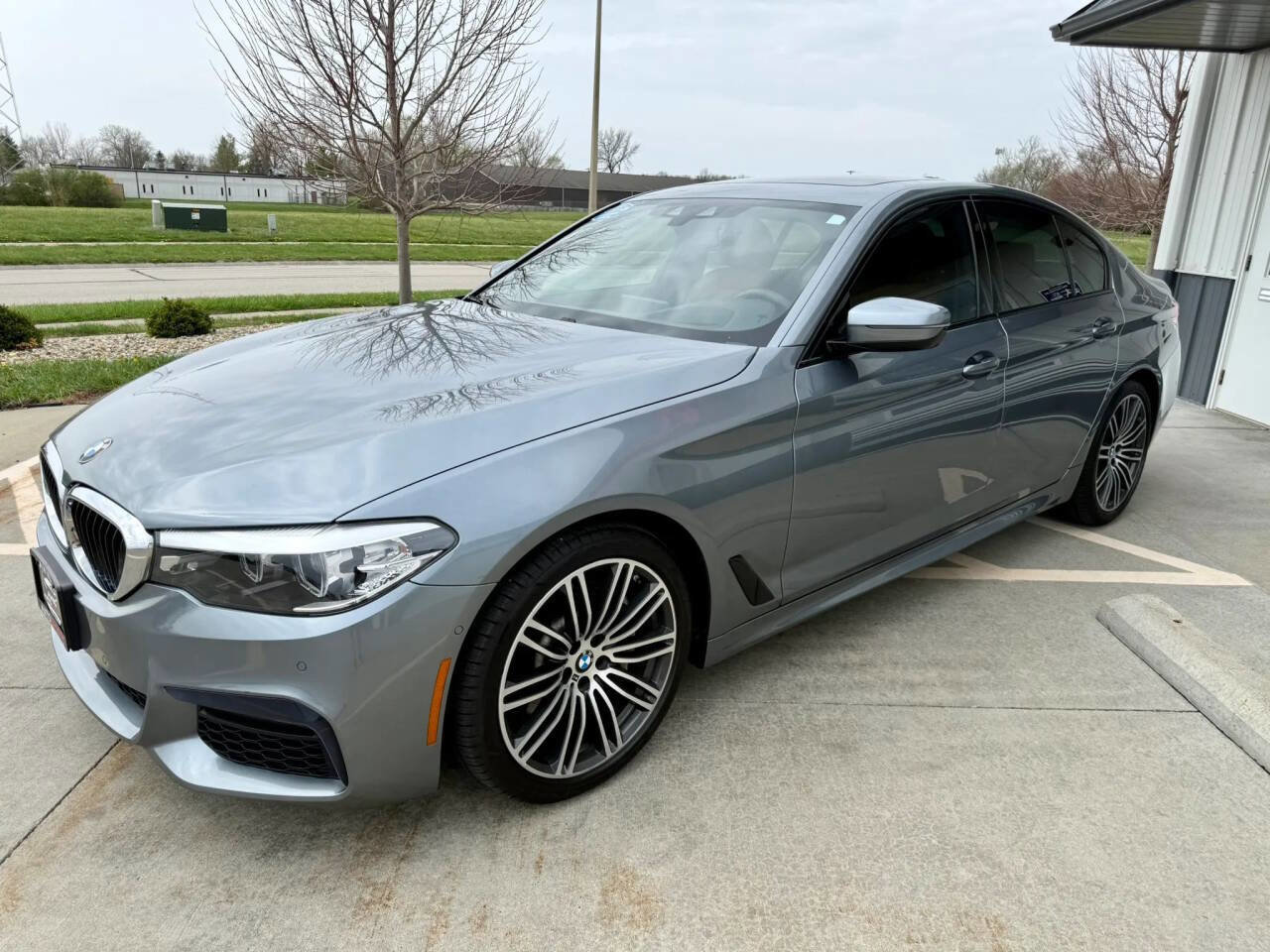 Used 2019 BMW 530i xDrive w/ M Sport Package image 4