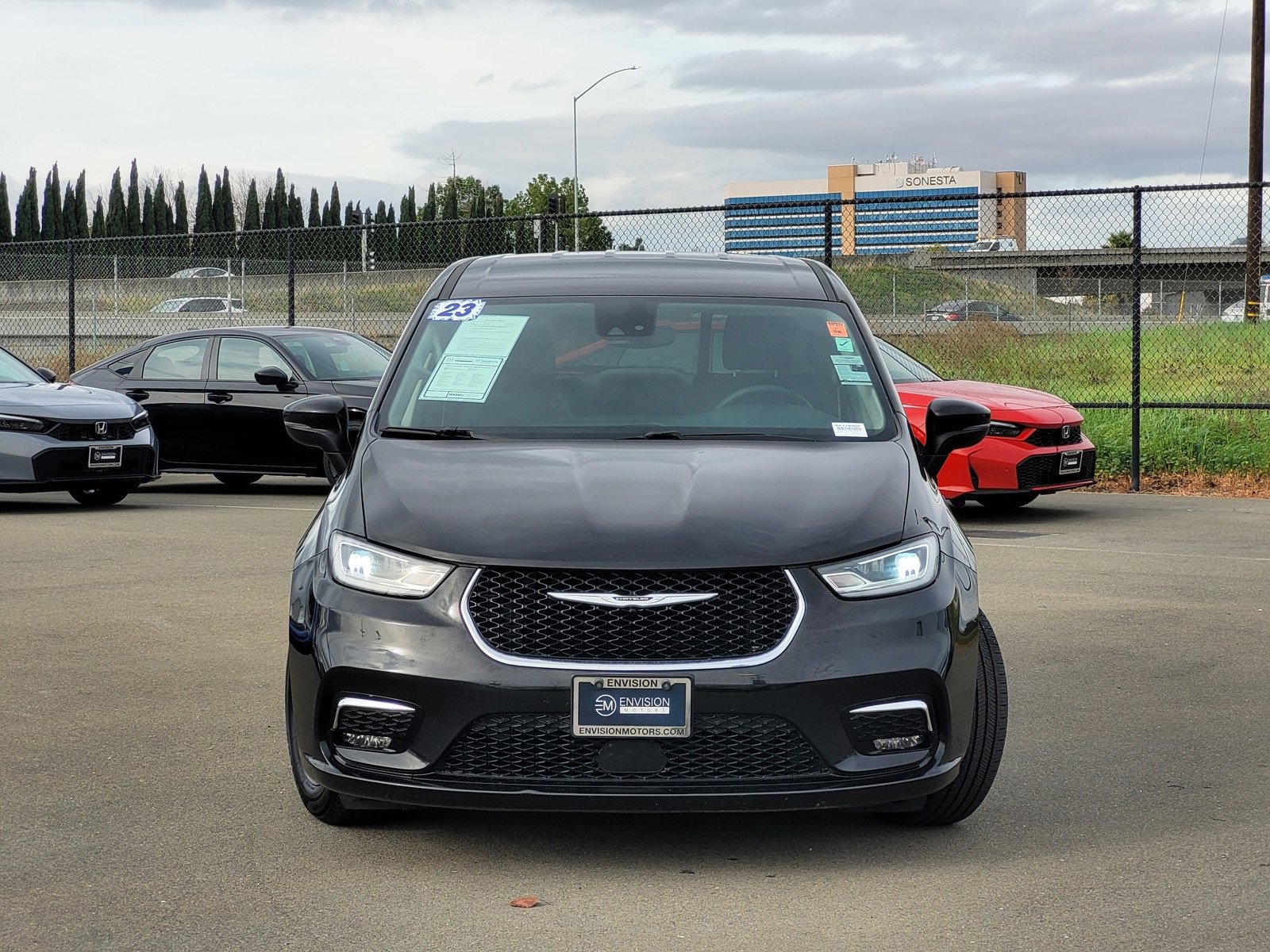 Used 2023 Chrysler Pacifica Touring-L image 2