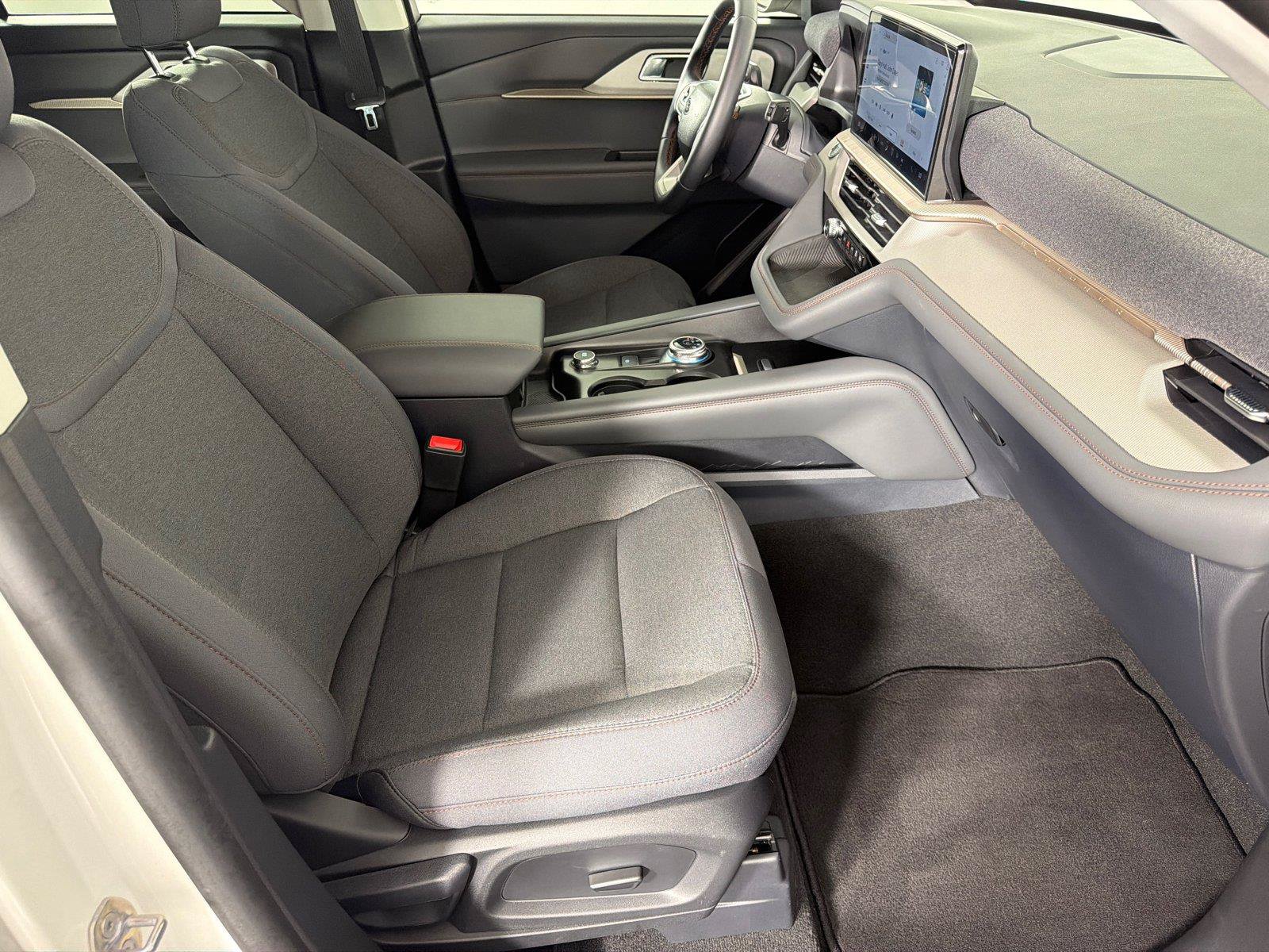 Used 2025 Ford Explorer Active RWD image 13