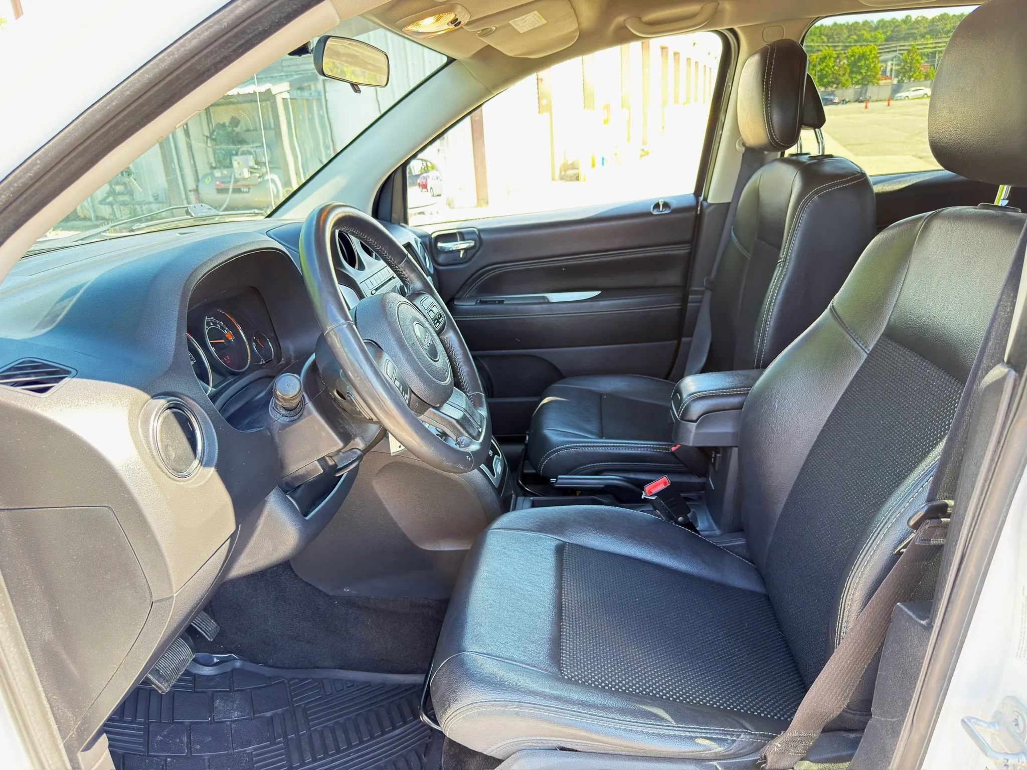 Used 2014 Jeep Compass Latitude AWD/4WD image 2