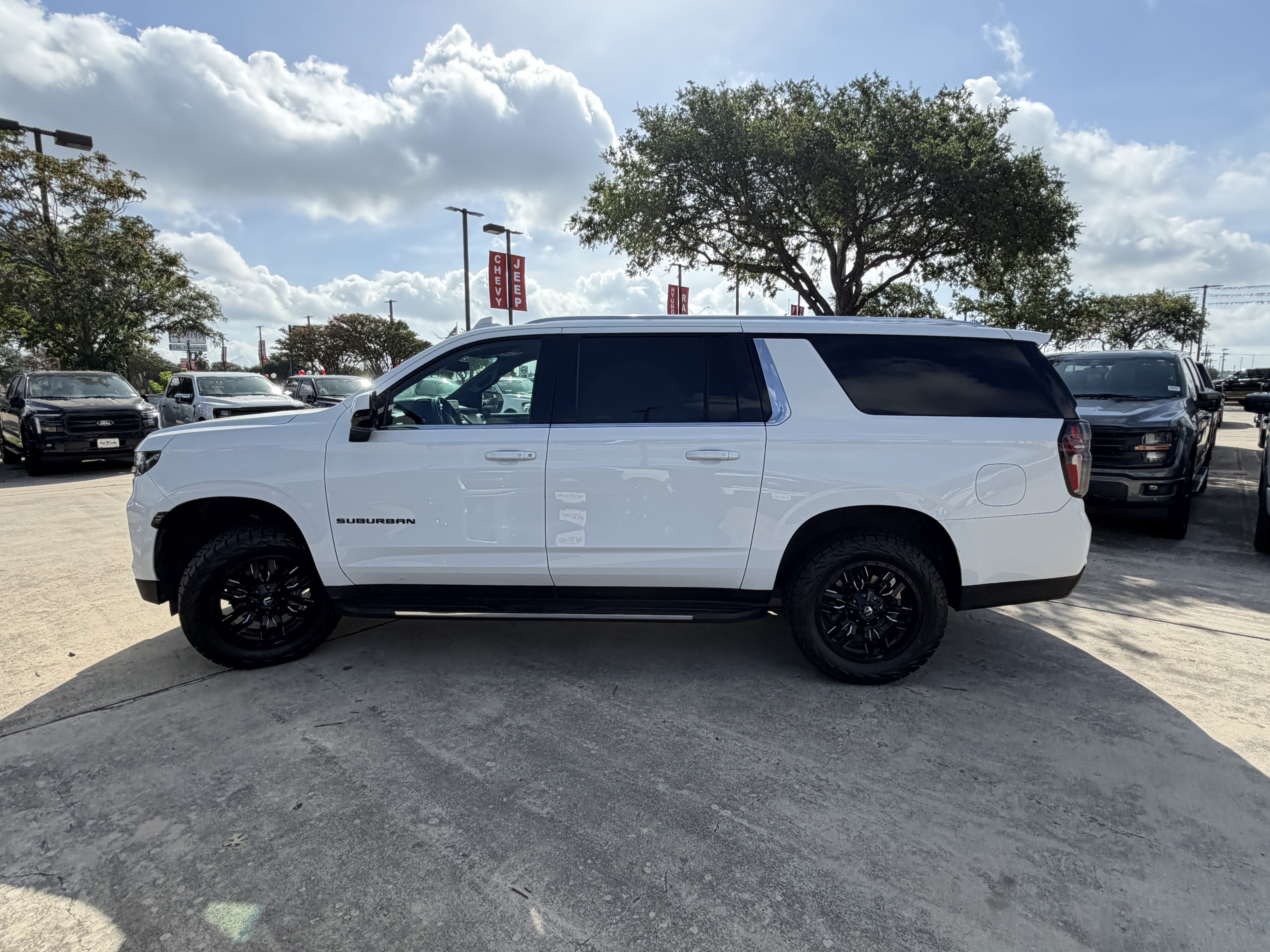 Used 2021 Chevrolet Suburban LT RWD image 12