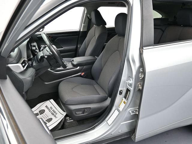 Used 2024 Toyota Highlander LE FWD image 11