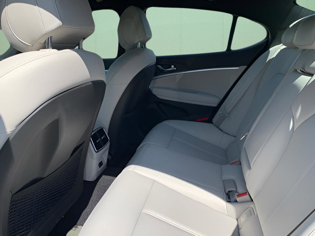 Certified 2025 Genesis G70 2.5T image 18