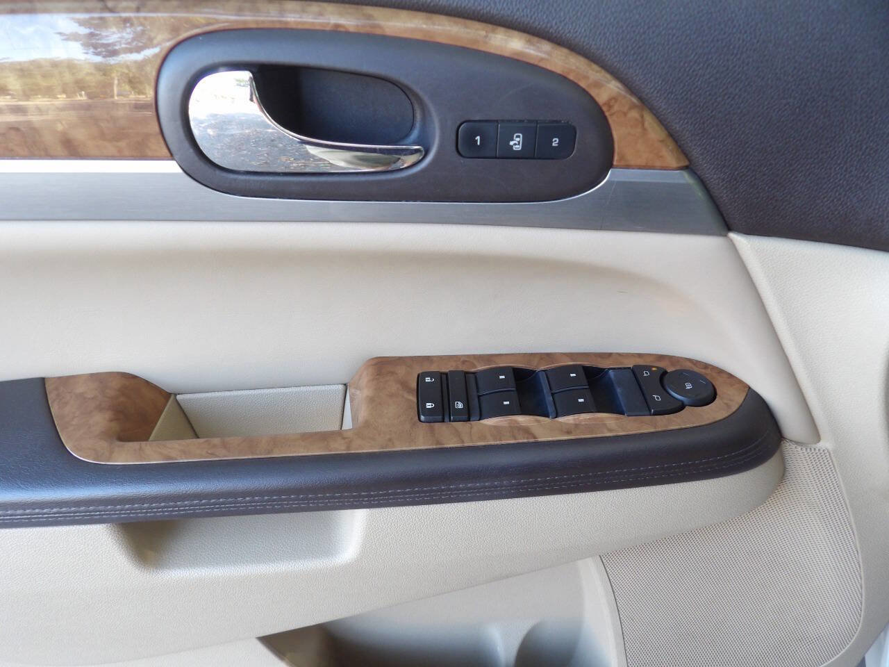 Used 2011 Buick Enclave CXL image 18