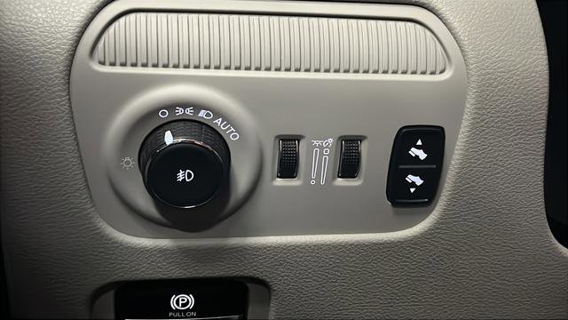 Used 2023 Jeep Wagoneer Series III w/ Preferred Equipment Group AWD/4WD image 35
