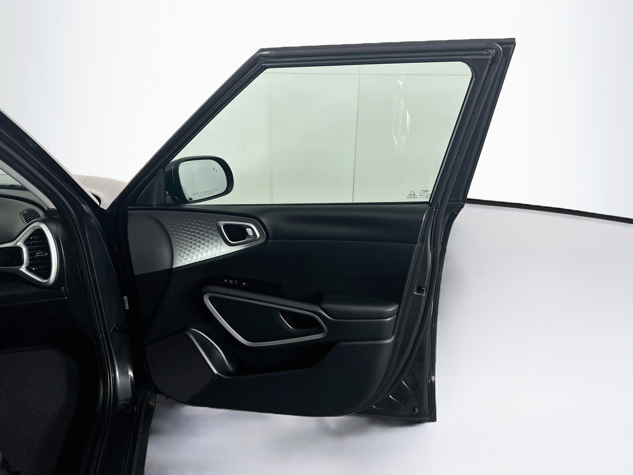 Used 2025 Kia Soul LX w/ LX Technology Package FWD image 31