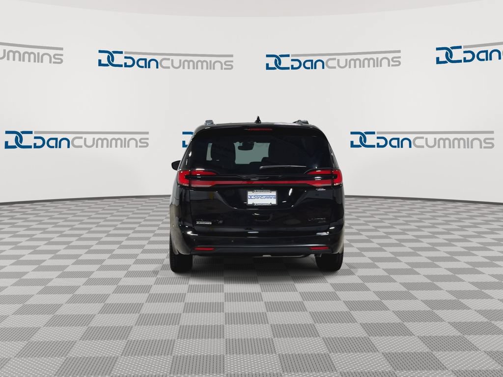 New 2027 Chrysler Pacifica Limited w/ Family Tech Group AWD/4WD image 7