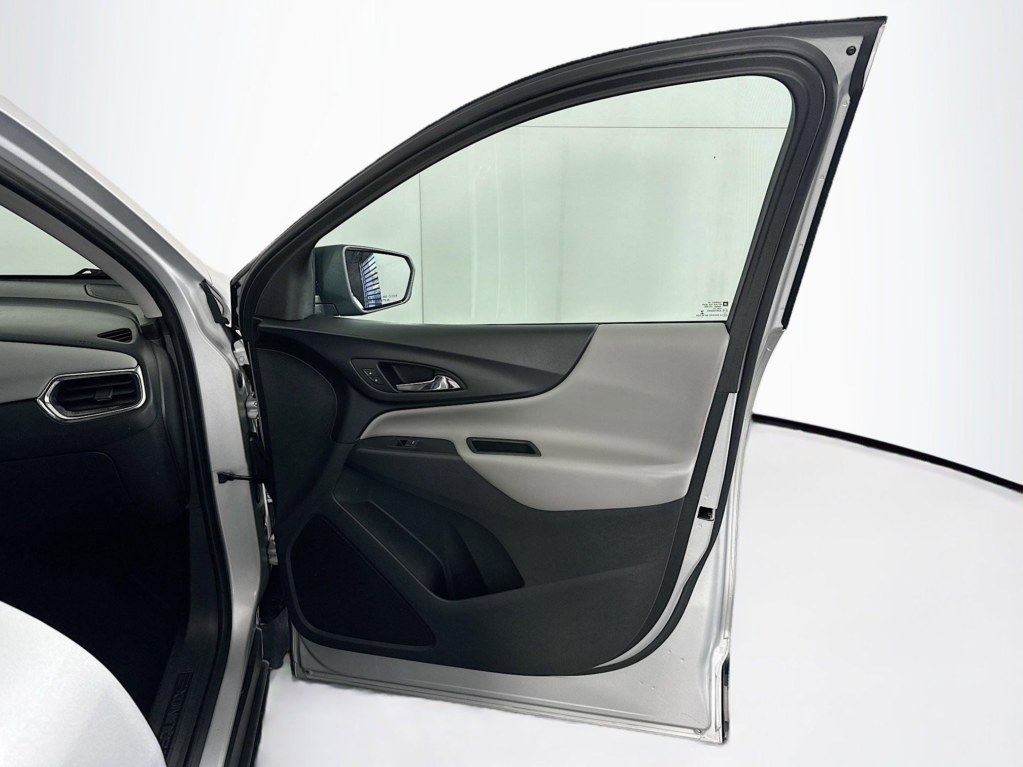 Used 2018 Chevrolet Equinox LS image 30