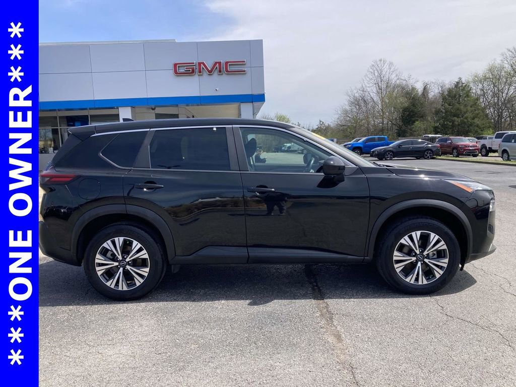 Used 2023 Nissan Rogue SV image 2