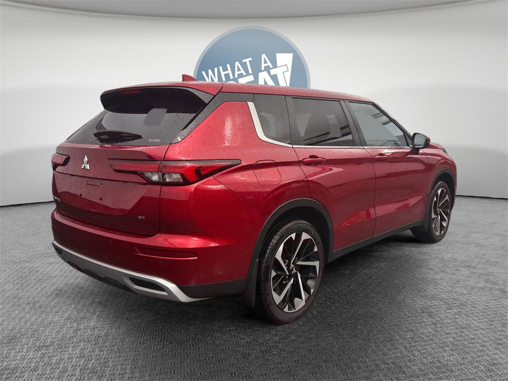 Used 2024 Mitsubishi Outlander SE image 3