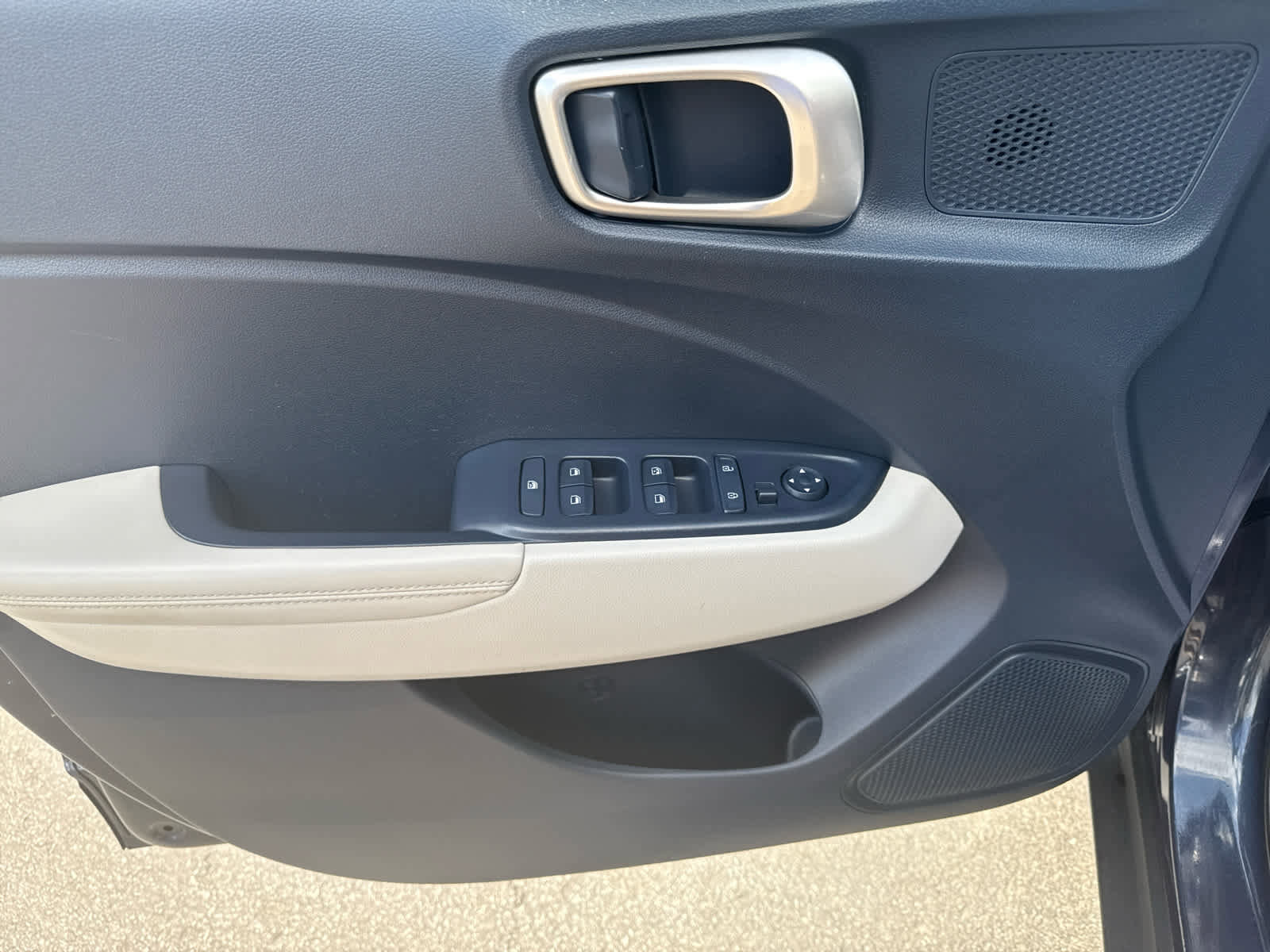 Used 2023 Hyundai Venue Limited image 10