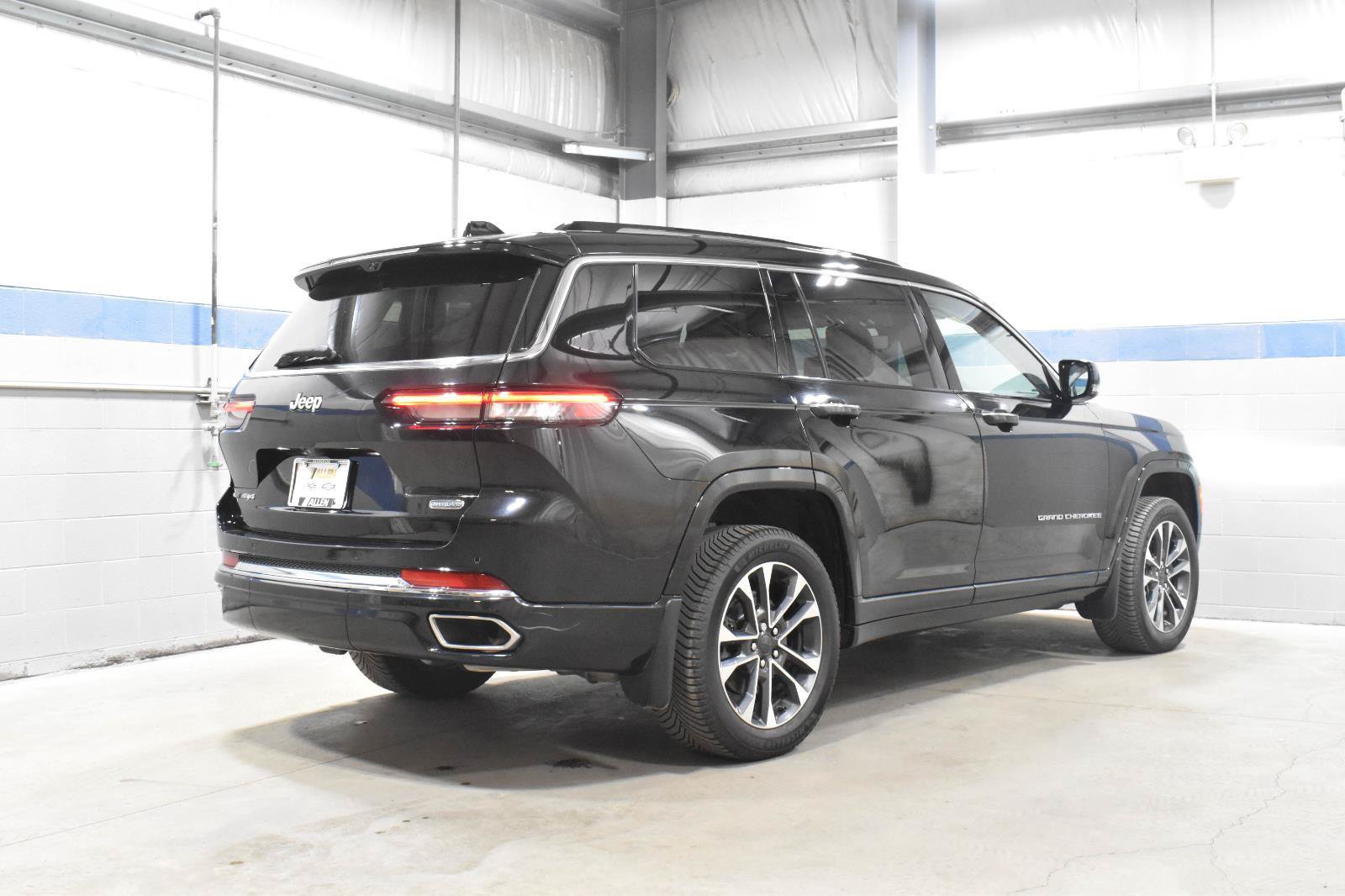 Used 2023 Jeep Grand Cherokee L Overland w/ Advanced Protech Group III AWD/4WD image 30