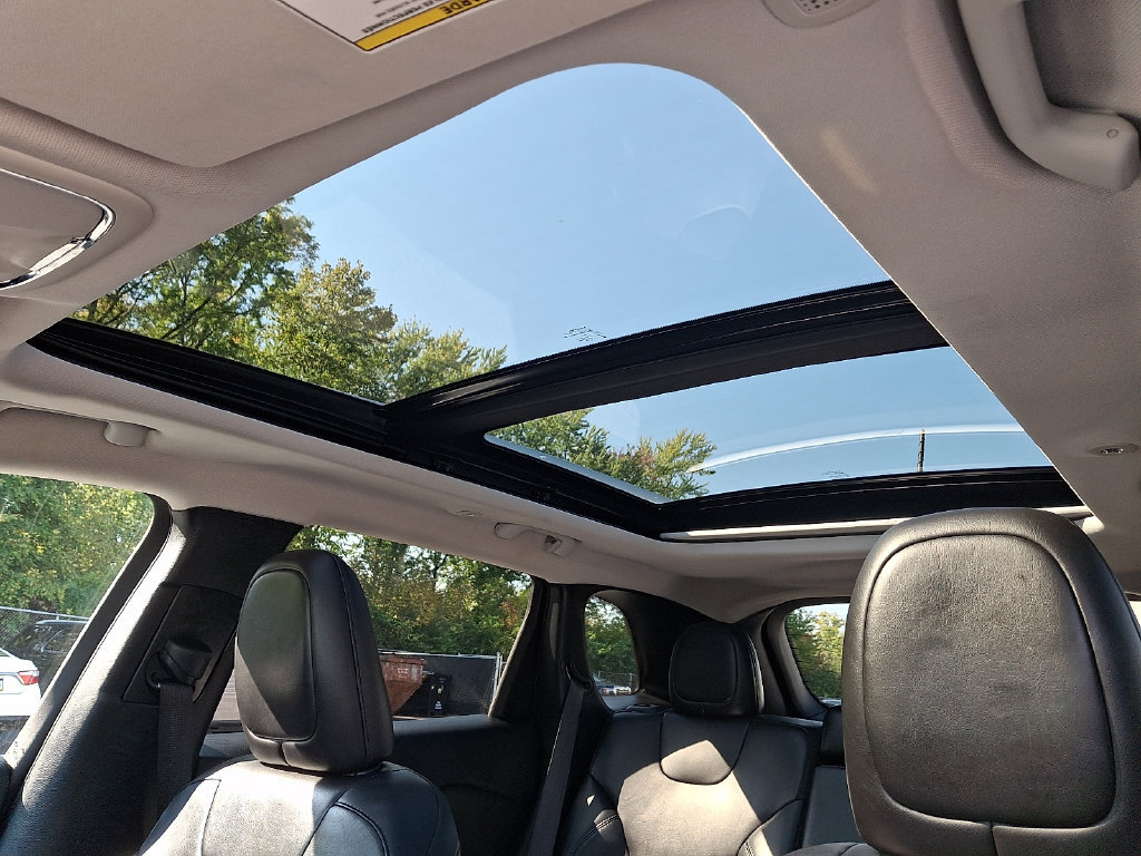 Used 2021 Jeep Cherokee Latitude Plus w/ Sun & Sound Group AWD/4WD image 14