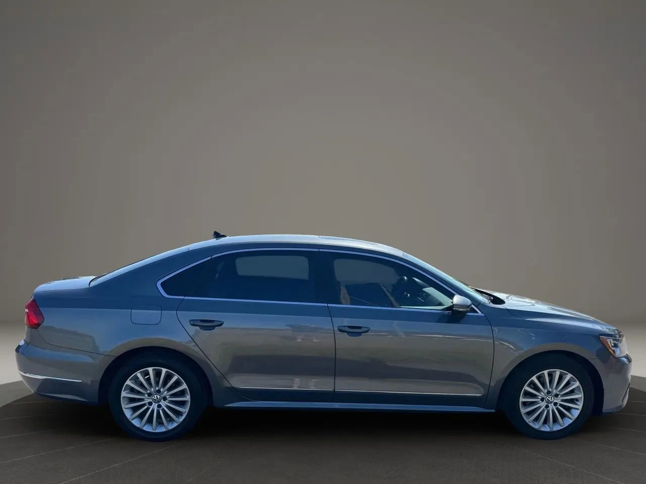 Used 2016 Volkswagen Passat 1.8T SE FWD image 3