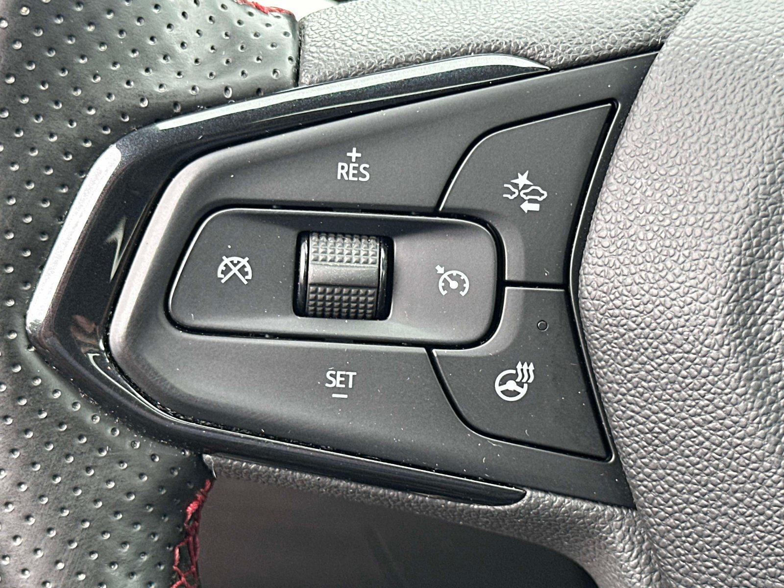 Certified 2024 Chevrolet Trax RS w/ Sunroof Package FWD image 20