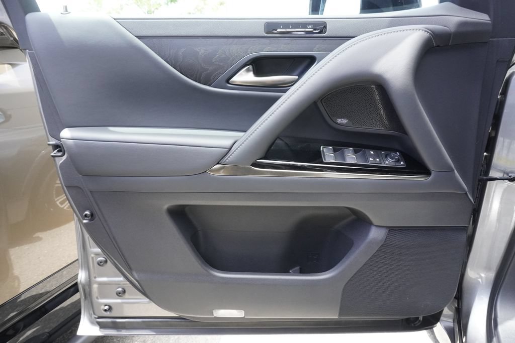 Used 2023 Lexus LX 600 4WD w/ Appearance Package image 17