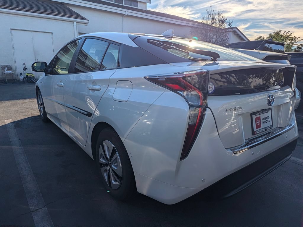 Used 2017 Toyota Prius Three FWD image 4