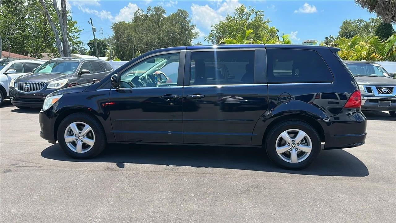 Used 2010 Volkswagen Routan SE FWD image 12