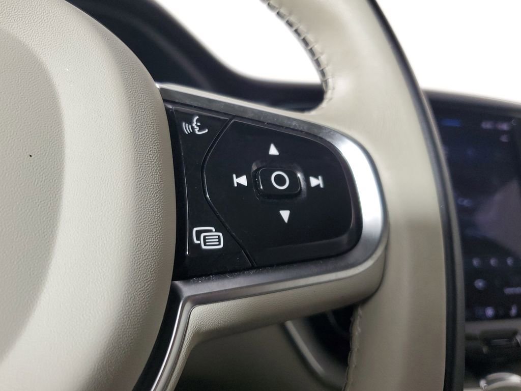 Used 2023 Volvo XC60 B5 Plus image 29