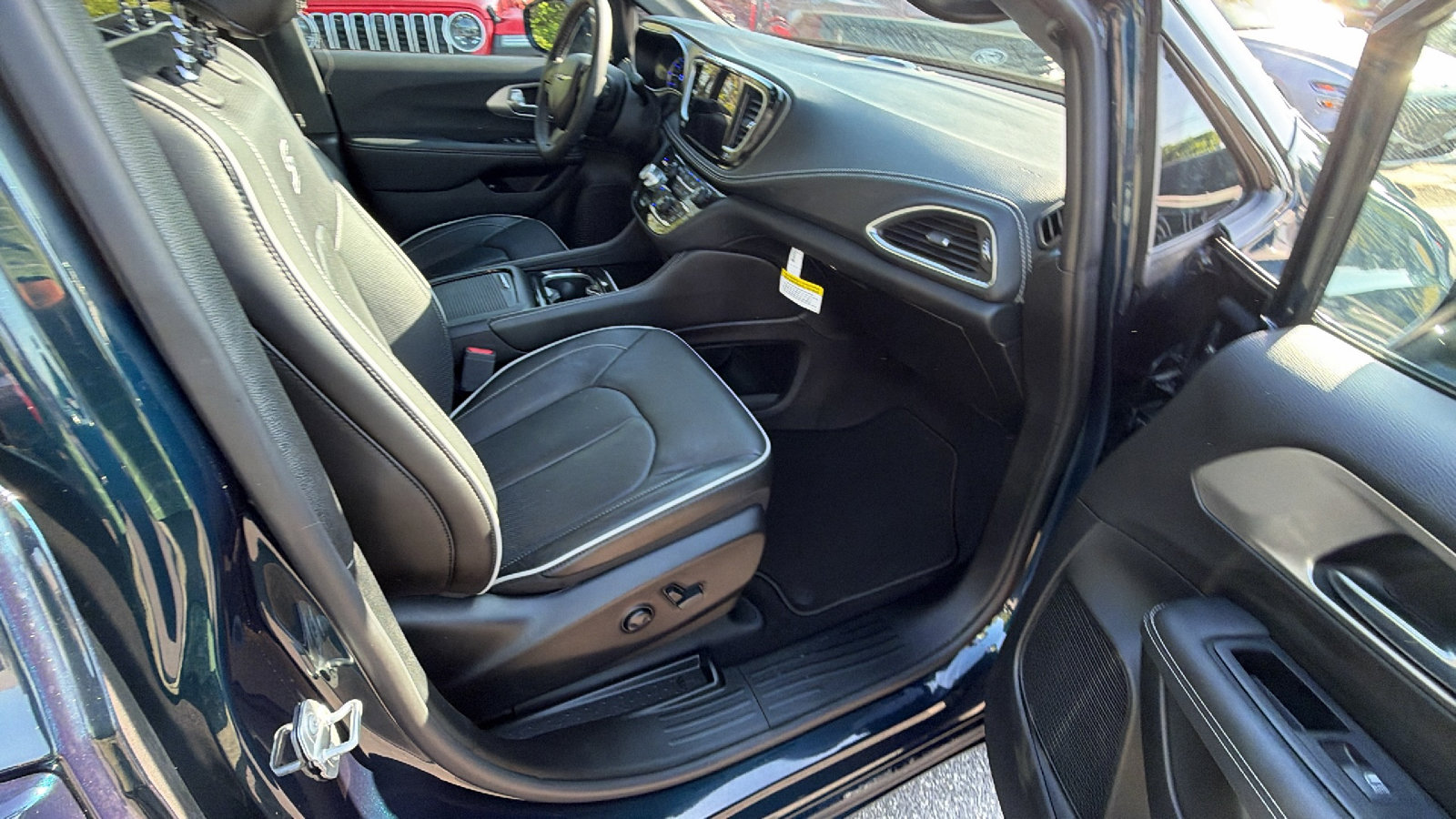 Used 2024 Chrysler Pacifica Premium FWD image 21