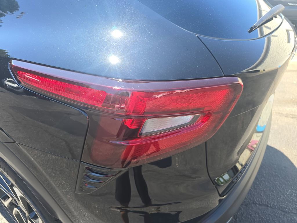 Used 2025 Chevrolet Trax RS w/ Sunroof Package image 36