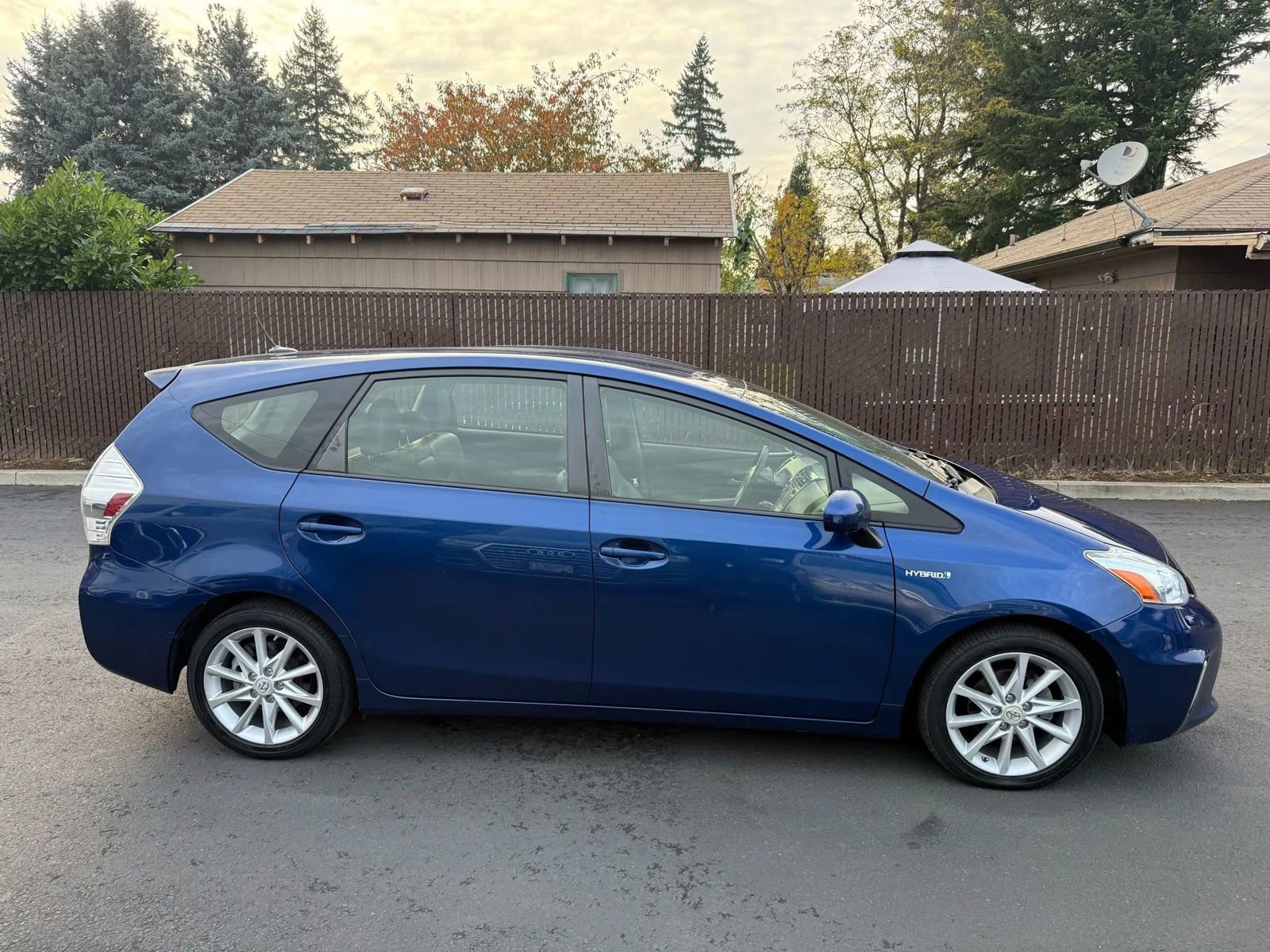 Used 2012 Toyota Prius V Five image 4