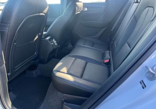 Used 2025 Volvo XC40 B5 Plus image 4