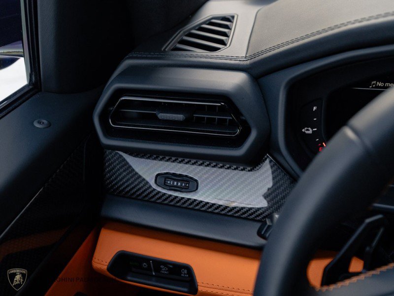 Used 2025 Lamborghini Urus SE image 18