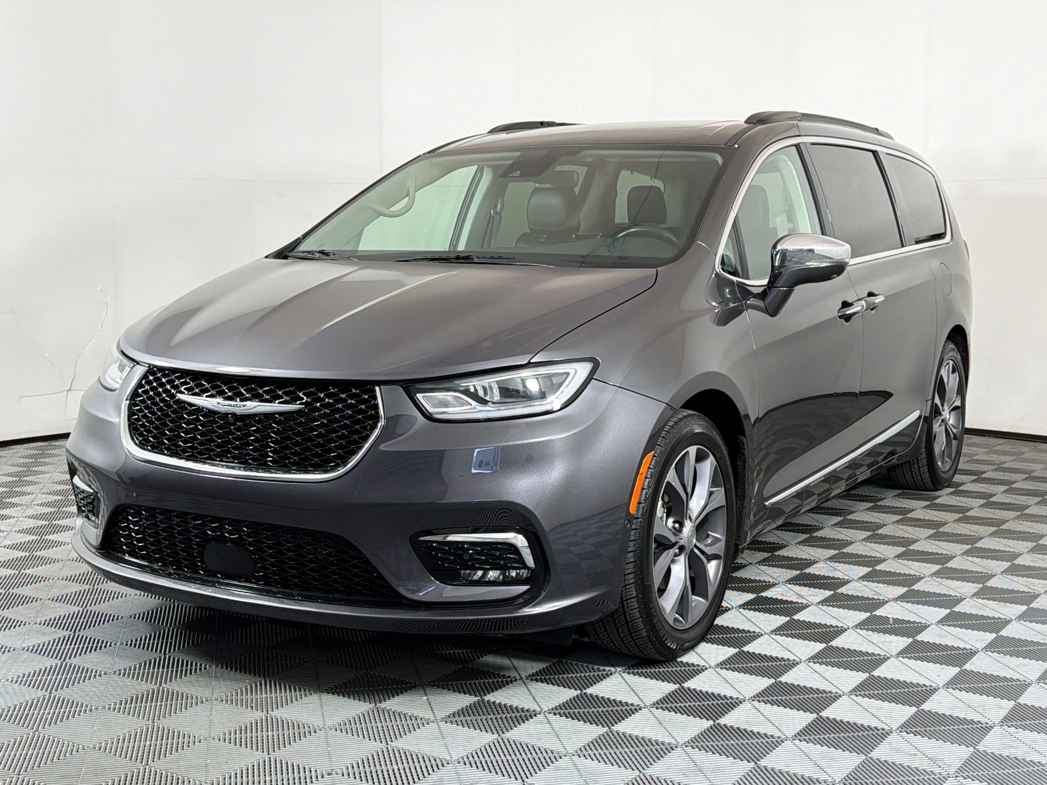 Used 2022 Chrysler Pacifica Limited FWD image 1